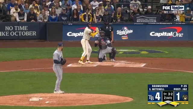 Garrett Mitchell drives one in! The Brewers immediately cut the lead in half!