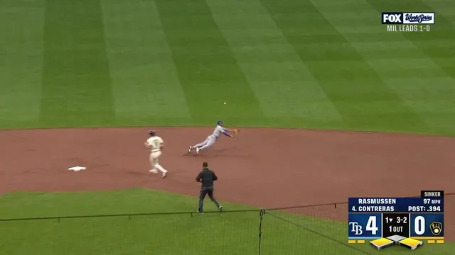 William Contreras brings in the Brewers' first run of the game!